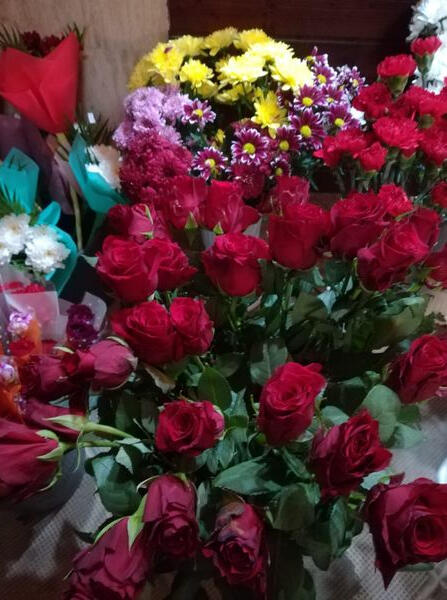 Всеки стрък, всеки детайл е изпълнен със смисъл, за да може отсреща получателят да усети уважението, обичта и благодарността на даряващия!